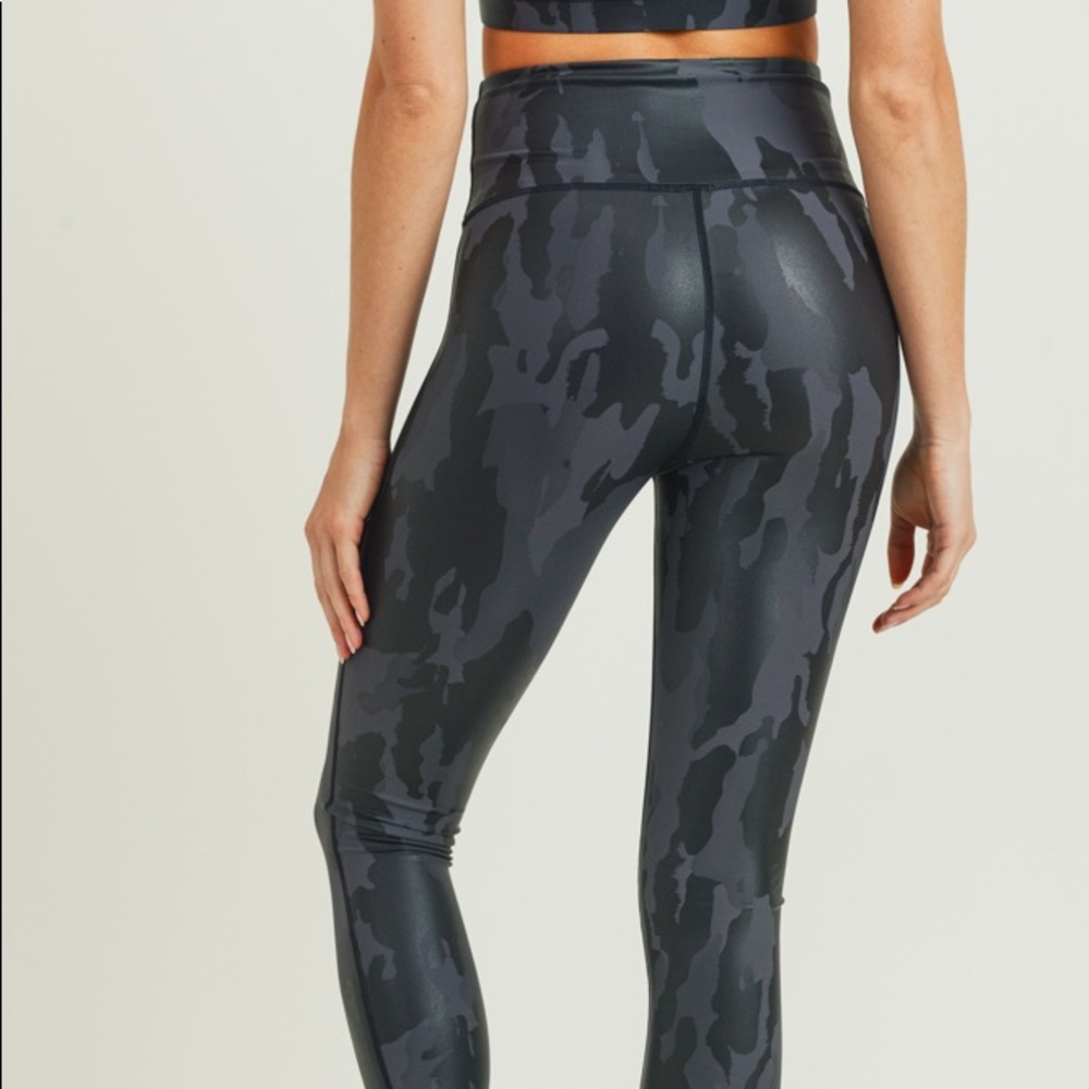 NWT!🥰 Trendy Camo Foil Highwaist Leggings - Picture 5 of 8